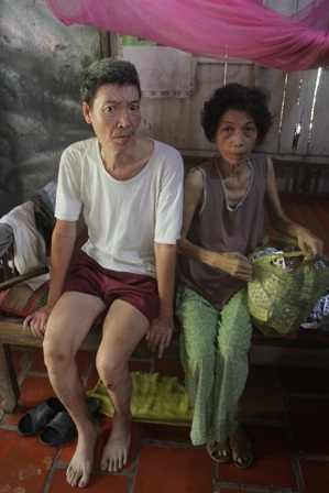 Hai vợ chồng chỉ nhìn nhau chờ... chết