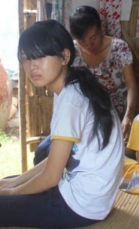 Cuộc sống khó khăn nên bé Phượng mới chuẩn bị vào lớp 10 đã phải gánh vác lo cho gia đình