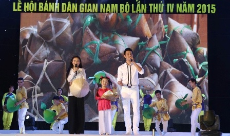 Cần Thơ: Khai mạc lễ hội bánh dân gian Nam bộ lần thứ IV - 1 Văn nghệ chào mừng lễ hội bánh dân gian diễn ra tại Cần Thơ đêm 27/4