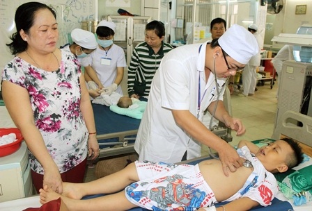 Các bé bị ngộ độc thực phẩm, điều trị ở Bệnh viện Nhi đồng Cần Thơ hôm 27/4