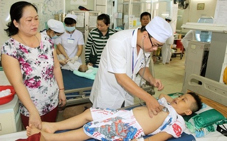 Vụ nhiều trẻ nôn ói nhập viện: Có thể do ăn bánh mì ngọt - 1 Các bé ở trường mầm non Sao Mai đang điều trị tại bệnh viện Nhi đồng Cần Thơ
