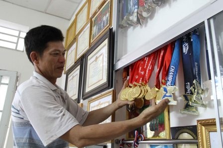 Ông Tác, cha của Ánh Viên tiếp xúc với phóng viên chiều 8/6