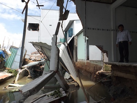 3 căn nhà ở ấp Thạnh Lợi Á, xã Tân Long bị đổ sụp xuống sông