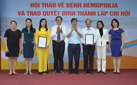 Lãnh đạo Hội rối loạn đông máu Việt Nam trao quyết định cho 2 chi hội trưởng chiều 15/5