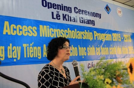 Bà Rena Bitter, Tổng lãnh sự quán Hoa Kỳ tại TPHCM phát biểu tại lễ khai giảng