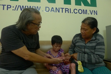 Nhà báo Phan Huy, hỏi thăm và động viên bà cháu bé Nghi