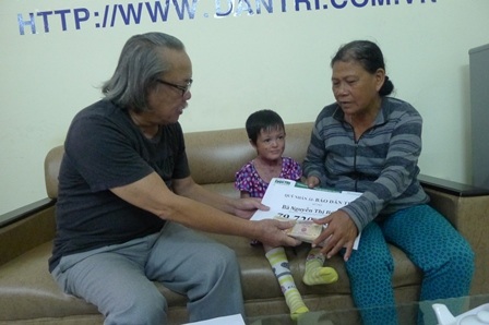 Bà cháu bé Nghi nhận số tiền gần 80 triệu động của bạn đọc báo Dân trí hỗ trợ