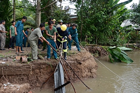 Lực lượng chức năng giúp người dân khắc phục hậu quả