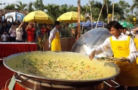 Cần Thơ: Khai mạc lễ hội bánh dân gian Nam bộ lần thứ IV - 3 Chất liệu chế biến nhân bánh xèo gồm thịt heo,
tôm, thịt vịt bằm, nấm linh chi, rau mầm, giá...
