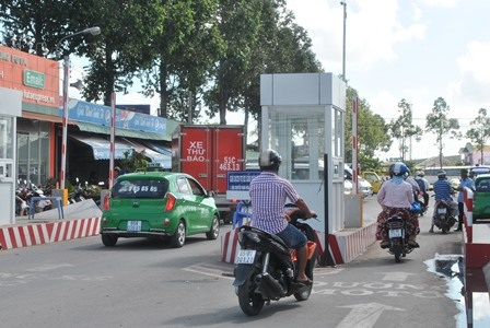 Thu phí vào bến xe: Dân kêu vô lý, Sở nói hợp lý! - 2 Mỗi người dân khi vào bến xe đều phải dừng lại ở cổng để đóng tiền phí.