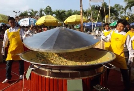 Cần Thơ: Khai mạc lễ hội bánh dân gian Nam bộ lần thứ IV - 2 Văn nghệ chào mừng lễ hội bánh dân gian diễn ra tại Cần Thơ đêm 27/4
