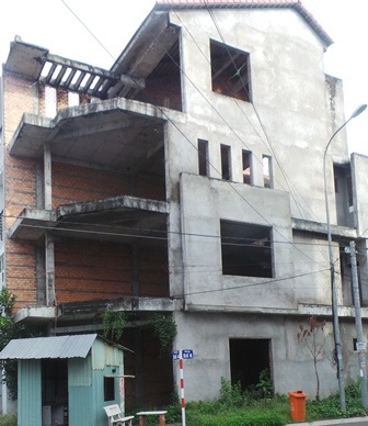 Thị trường bất động sản: Cả nước lên "cơn sốt", Cần Thơ ngồi “ngáp ruồi”! - 3 Cỏ mọc, rêu bám qua bao năm nay không bóng dáng người mua