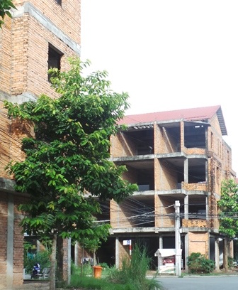 Thị trường bất động sản: Cả nước lên "cơn sốt", Cần Thơ ngồi “ngáp ruồi”! - 8 Hàng ngàn căn nhà xây thô đang bị bỏ hoang ở các khu Đô thị của nam Cần Thơ