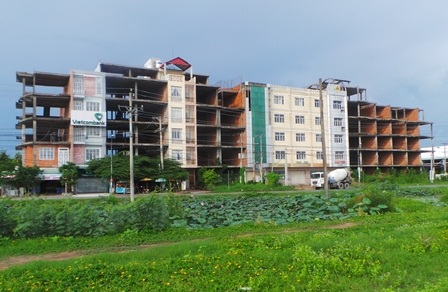 Thị trường bất động sản: Cả nước lên "cơn sốt", Cần Thơ ngồi “ngáp ruồi”! - 5 Không bóng dáng người qua lại, cỏ cây mọc lên xanh mướt