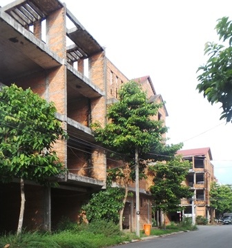 Thị trường bất động sản: Cả nước lên "cơn sốt", Cần Thơ ngồi “ngáp ruồi”! - 7 Hàng ngàn căn nhà xây thô đang bị bỏ hoang ở các khu Đô thị của nam Cần Thơ