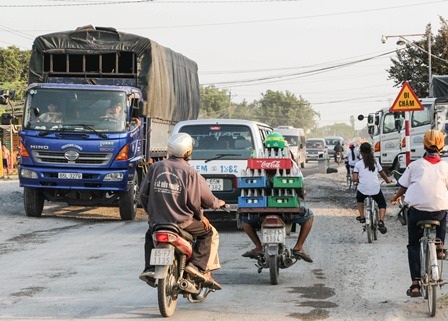Cung đường “tử thần” trên quốc lộ 91 - 5 Khói bụ mịt mù, đường hẹp nên người qua lại rất nguy hiểm