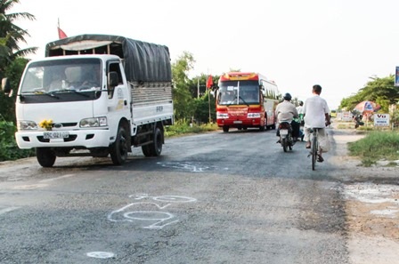Cung đường “tử thần” trên quốc lộ 91 - 6 Khói bụ mịt mù, đường hẹp nên người qua lại rất nguy hiểm