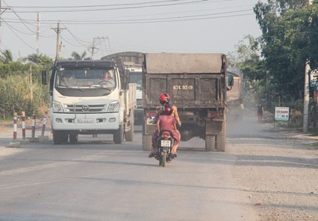 Cung đường “tử thần” trên quốc lộ 91 - 7 Khói bụ mịt mù, đường hẹp nên người qua lại rất nguy hiểm