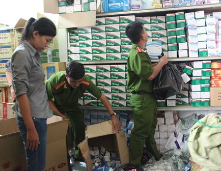 Phát hiện cơ sở bán trang thiết bị y tế không rõ nguồn gốc, xuất xứ - 2 ...và tạm giữ 69 thùng hàng các loại để điều tra làm rõ