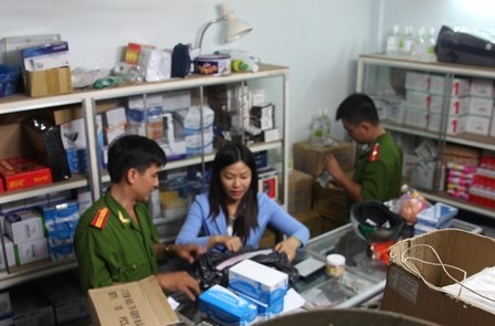 Phát hiện cơ sở bán trang thiết bị y tế không rõ nguồn gốc, xuất xứ - 1 Cơ quan chức năng lập biên bản về số trang thiết bị không rõ nguồn gốc