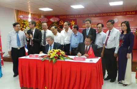 Đại diện 2 bên cùng ký kết hợp đồng cung cấp lắp đặt trang thiết y tế cho BV ĐKTP Cần Thơ