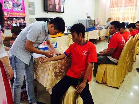 ĐBSCL: Hơn 2.000 người bị bệnh tan máu di truyền bẩm sinh - 1 Bệnh nhân và người nhà bệnh nhân được khám và lấy máu xét nghiệm ngay tại hội nghị