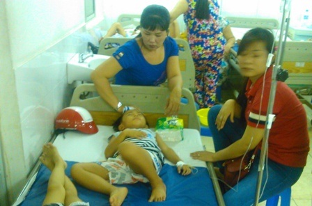 Nhiều trẻ em mầm non nhập viện cấp cứu do nôn ói, tiêu chảy - 1 Các bé đang được cấp cứu tại bệnh viện Nhi đồng Cần Thơ đêm 27/4