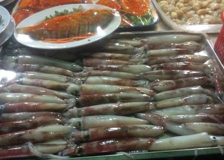 Hải sản tươi sống, giá cả phải chăng cũng là một điều khiến Phú Quốc càng trở nên hấp dẫn