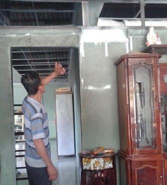 Ông G. chỉ tay vào những nơi căn nhà bị cháy