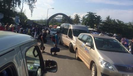 Đường từ bến phà về Thị trấn Dương Đông Phú Quốc chiều 28/4, kẹt cứng người qua lại