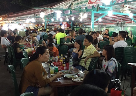 Chợ đêm Dinh Cậu (Phú Quốc) những ngày này không còn một chỗ ngồi trống