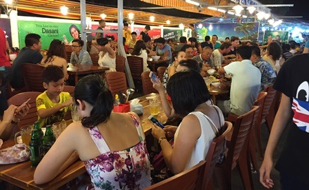 Chợ đêm Dinh Cậu (Phú Quốc) những ngày này không còn một chỗ ngồi trống