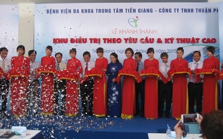 Bộ trưởng BYT Nguyễn Thị Kim Tiến,  tham dự và cắt băng khánh thành khu điều trị theo yêu cầu