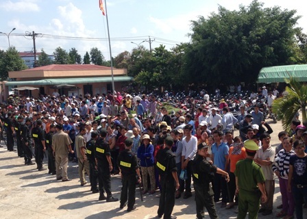 Tuyên án băng nhóm “giang hồ” lớn nhất miền Tây - 1 Hàng trăm người dân đã có mặt từ sáng sớm để nghe tòa tuyên án