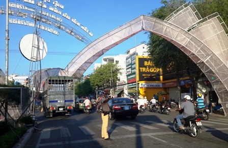 Ô tô tông sập cổng chào nghệ thuật - 2 Cổng chào bị xe tải kéo lê một đoạn trước khi xe dừng lại