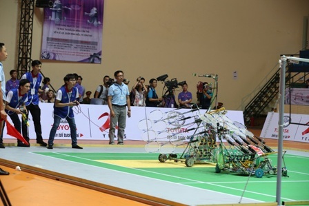 Đội FR1 của Đại học Sư phạm kỹ thuật Hưng Yên thi đấu tại đêm chung kết 17/5