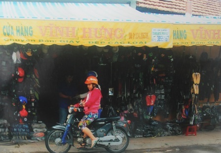 Cửa hàng kinh doanh giày dép Vĩnh Hưng ngay trong khuôn viên đình thần Thạnh Hòa.