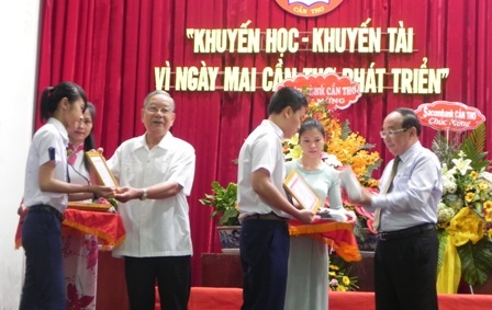 Cần Thơ: Tuyên dương các tổ chức cá nhân vì quỹ khuyến học khuyến tài - 2 Cần Thơ: Tuyên dương các tổ chức cá nhân vì quỹ khuyến học khuyến tài