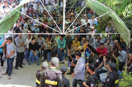 Hàng trăm người dân đã có mặt từ sáng sớm để nghe tòa tuyên án