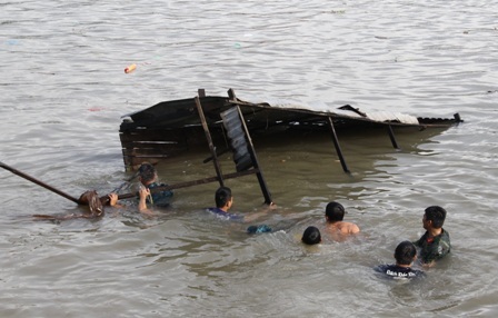 Nhà của dân bị đổ sập xuống sông Hậu mênh mông