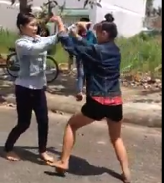 Tìm giải pháp phòng, chống bạo lực học đường - 1 Hai học sinh của Hậu Giang đánh nhau hồi tháng 3/2015