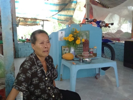 Bà Tư bên ngôi mộ cháu Thắm, nằm chính giữa căn nhà 