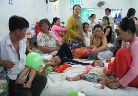 Thời tiết nắng nóng, lượng bệnh tăng cao buộc bệnh nhân luôn phải nằm giường ghép