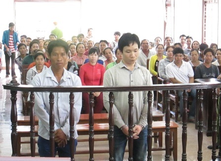 Nguyễn Quốc Tiến (bên phải) và Phan Văn Điền Em trước vành móng ngựa
