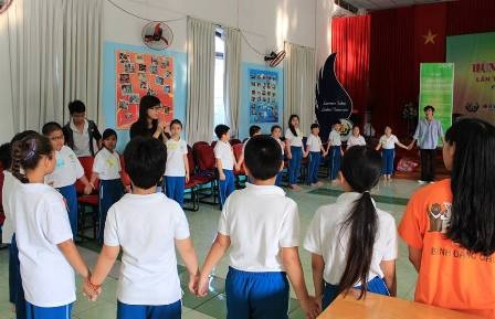 Nháo nhào tìm chỗ gửi con ngày hè - 4 Các em học sinh tham gia hoạt động ngoại khóa ở trường THPT Thái Bình Dương trong những ngày hè