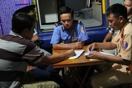 2 xe đầu kéo ngang nhiên chở hàng quá khổ qua trong nội ô thành phố - 3 Cơ quan chức năng lập biên bản đối với 2 tài xế vi phạm