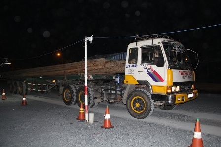 2 xe đầu kéo ngang nhiên chở hàng quá khổ qua trong nội ô thành phố - 1 2 xe chở quá khổ bị bắt đêm 6/5