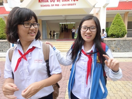 Các em vui vẽ rời hội đồng thi sau khi kết thúc môn Toán