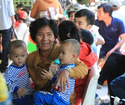 Cần Thơ: Bệnh viện đông nghẹt bệnh nhân sau nghỉ lễ - 2 Chen nhau kín mít đợi đến lượt khám
