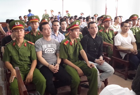 Băng nhóm “giang hồ” lớn nhất miền Tây hầu tòa - 2 Trương Phong Hiền - đối tượng cầm đầu vụ án (mặc áo thun có chữ, ngồi giữa)